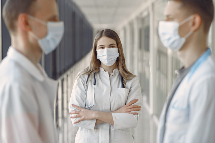 Quando o pessoal de saúde deve usar máscaras faciais?